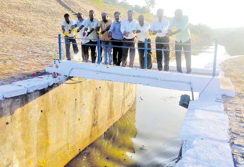 கண்டலேறு அணையில் இருந்து திறக்கப்பட்ட கிருஷ்ணா நதிநீர் தமிழக எல்லையை வந்தடைந்தது அதிகாரிகள் மலர் தூவி வரவேற்பு