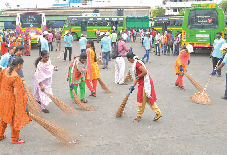 தூய்மையே சேவை திட்டத்தின் கீழ் தூத்துக்குடி பஸ் நிலையத்தை சுத்தம் செய்த மாணவ-மாணவிகள்