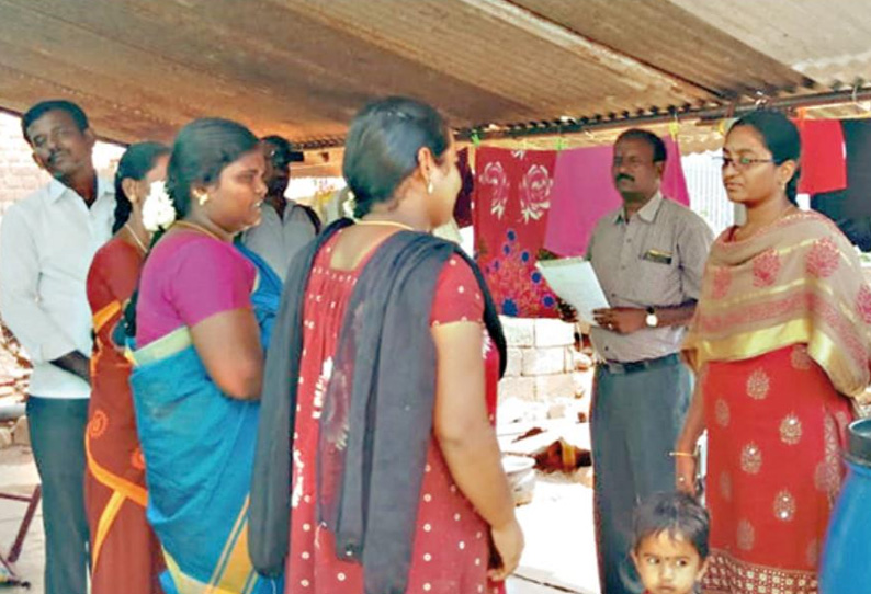 ஆண்டிப்பட்டி அருகே அங்கன்வாடி மையத்துக்கு குழந்தைகளை அனுப்ப மறுக்கும் பெற்றோர்கள்; ஆர்.டி.ஓ. நேரில் விசாரணை ஆண்டிப்பட்டி அருகே அங்கன்வாடி மையத்துக்கு குழந்தைகளை அனுப்ப மறுக்கும் பெற்றோர்கள்; ஆர்.டி.ஓ. நேரில் விசாரணை