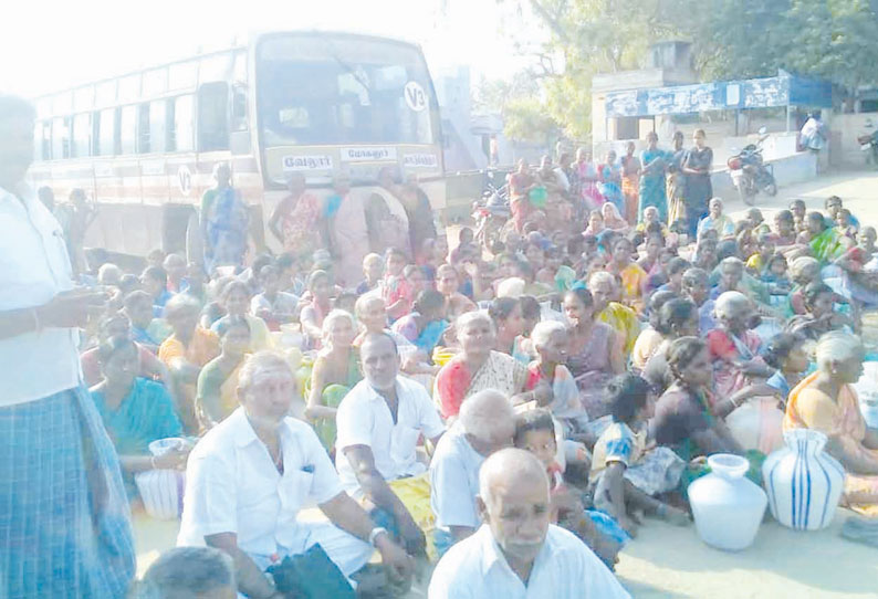 தொட்டியம் அருகே குடிநீர் வசதி கேட்டு பொதுமக்கள் சாலை மறியல் போக்குவரத்து பாதிப்பு