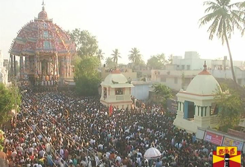 திருவாரூர் தியாகராஜர் கோவில் ஆழித்தேரோட்டம்: ஏராளமான பக்தர்கள் தேரை வடம் பிடித்து இழுத்தனர்