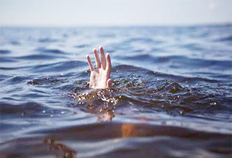 திருவெறும்பூர் அருகே கல்குவாரி குளத்தில் மூழ்கி தந்தை- மகன் பலி குளிக்க சென்றபோது பரிதாபம் திருவெறும்பூர் அருகே கல்குவாரி குளத்தில் மூழ்கி தந்தை- மகன் பலி குளிக்க சென்றபோது பரிதாபம்