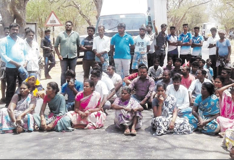 புதைக்கப்பட்ட நிலையில் பிணம்: பெண்ணை வெட்டி கொலை செய்தது அம்பலம் உடலை மீட்க நடவடிக்கை எடுக்காததால் சாலை மறியல்