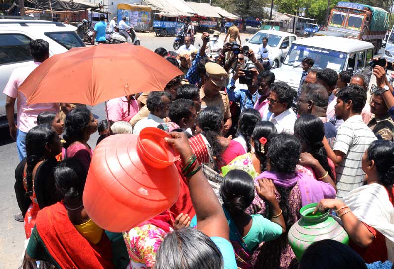 காட்பாடியில் குடிநீர் வழங்காததை கண்டித்து காலிக்குடங்களுடன் சாலை மறியல் போக்குவரத்து பாதிப்பு