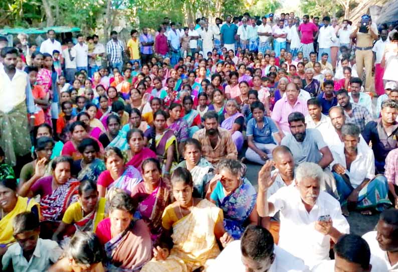 காட்டுமன்னார்கோவில் அருகே, பள்ளி கழிப்பறையில் தற்கொலை செய்த மாணவியின் உடலுடன் உறவினர்கள் மறியல்