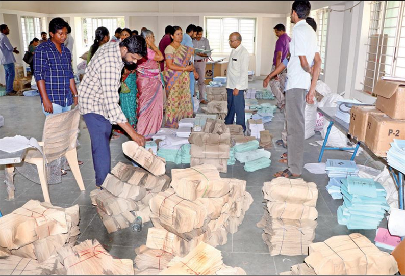 தேர்தல் பணியில் ஈடுபடுபவர்கள் தபால் ஓட்டுப்போட வாக்குச்சீட்டுகள் அனுப்பி வைப்பு