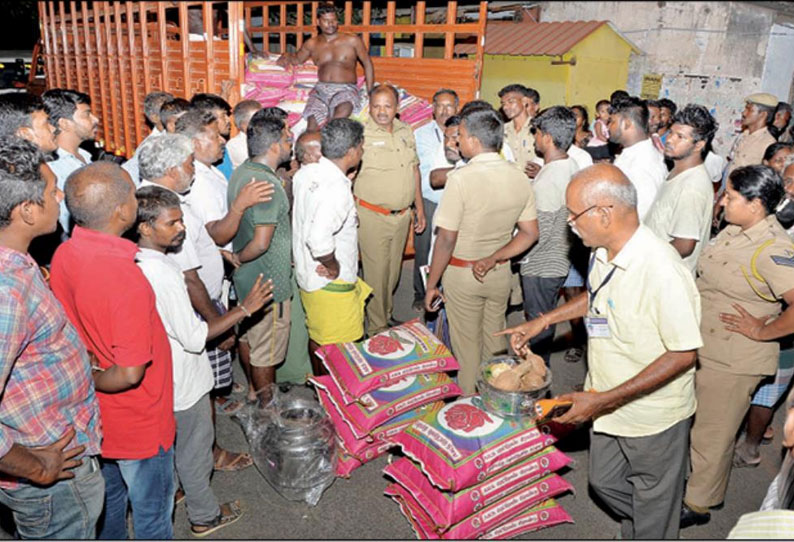 திருப்பூர் சூசையாபுரத்தில் லாரியில் கொண்டு வந்து வீடு, வீடாக அரிசி மூடைகள் வினியோகம் பறக்கும் படை அதிகாரிகள் பறிமுதல் செய்து விசாரணை