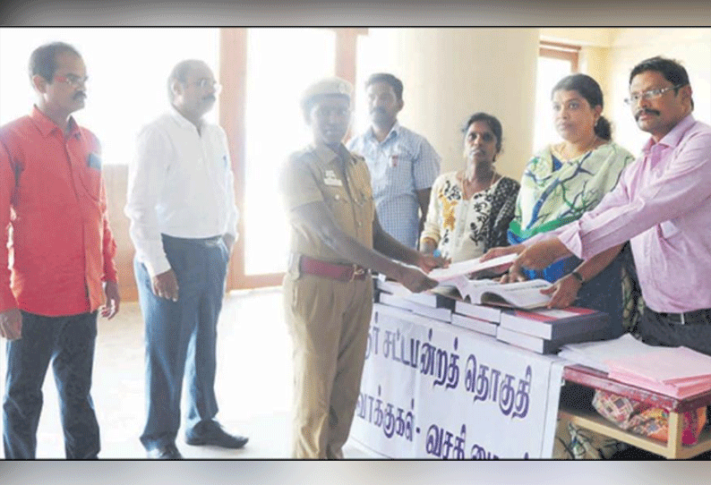 தர்மபுரி நாடாளுமன்ற தொகுதியில் அரசு அலுவலர்கள்-போலீசார் தபால் வாக்குப்பதிவு அளிக்க சிறப்பு ஏற்பாடு