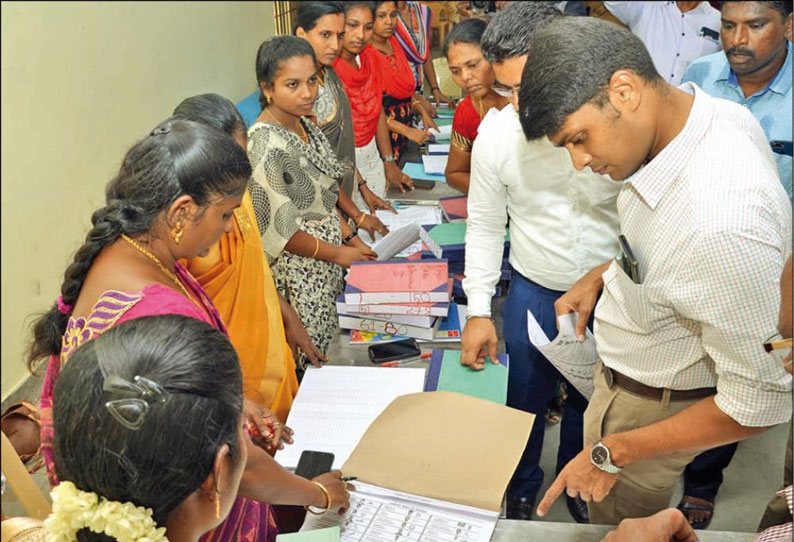 தூத்துக்குடி தொகுதியில் போலீசார் தபால் ஓட்டுப்பதிவு செய்தனர்