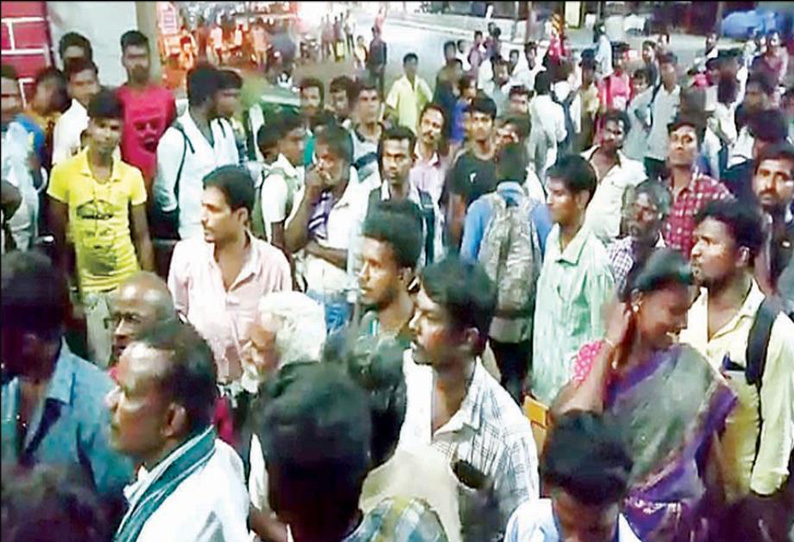 போதிய பஸ்வசதிகள் செய்து கொடுக்காததால் புதிய பஸ்நிலைய புறக்காவல் நிலையத்தை முற்றுகையிட்ட பயணிகள் போதிய பஸ்வசதிகள் செய்து கொடுக்காததால் புதிய பஸ்நிலைய புறக்காவல் நிலையத்தை முற்றுகையிட்ட பயணிகள்