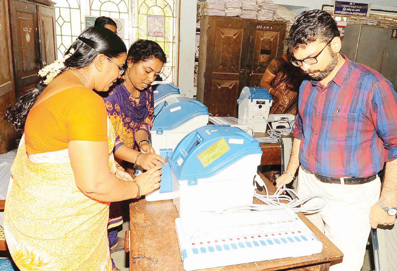 நாடாளுமன்ற தேர்தலுக்கான வாக்குப்பதிவு எந்திரங்களில் சின்னங்கள் பொருத்தும் பணி