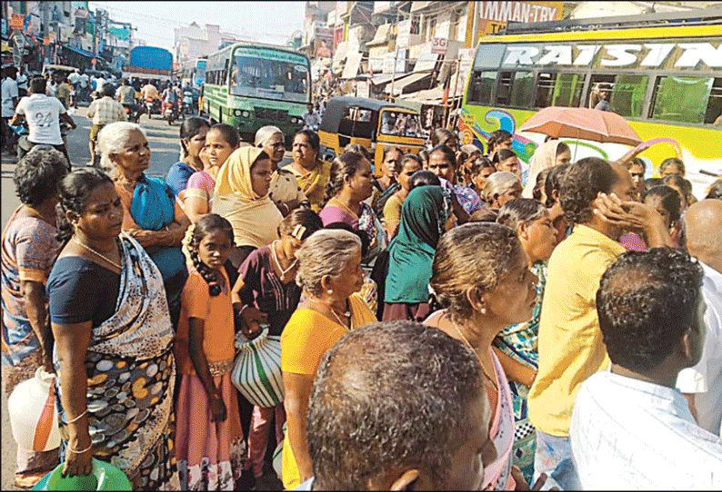 குடிநீர் வினியோகம் செய்யக்கோரி பொதுமக்கள் திடீர் சாலை மறியல் சங்கராபுரத்தில் பரபரப்பு