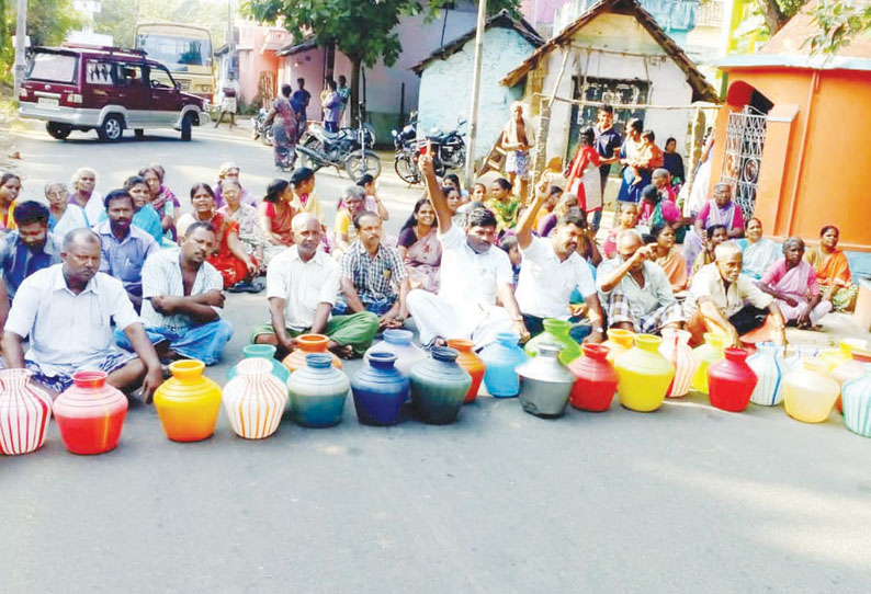 பூதப்பாண்டி அருகே பொதுமக்கள் காலிகுடங்களுடன் திடீர் சாலை மறியல்