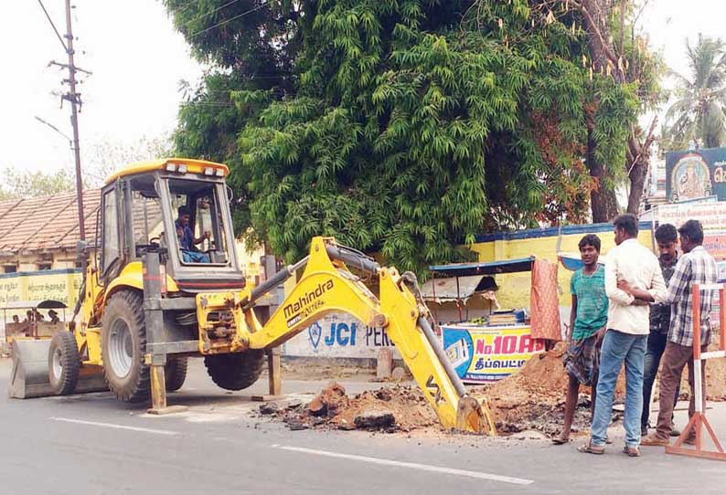 பெருந்துறை நகரில் பாதாள சாக்கடை திட்டத்துக்காக ரோட்டில் தோண்டப்பட்ட குழிகளால் அடிக்கடி விபத்து