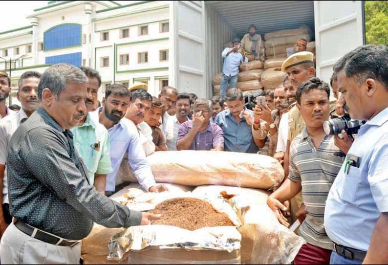 பணம் இருப்பதாக கூறி சிறைபிடிக்கப்பட்ட கன்டெய்னர் லாரியில் தேயிலை தூள் மூட்டைகள் இருந்ததால் விடுவிப்பு