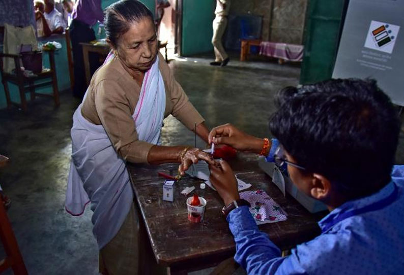 ஆந்திர பிரதேசம்: சில இடங்களில் நள்ளிரவு வரை நீடித்த வாக்குப்பதிவு ஆந்திர பிரதேசம்: சில இடங்களில் நள்ளிரவு வரை நீடித்த வாக்குப்பதிவு