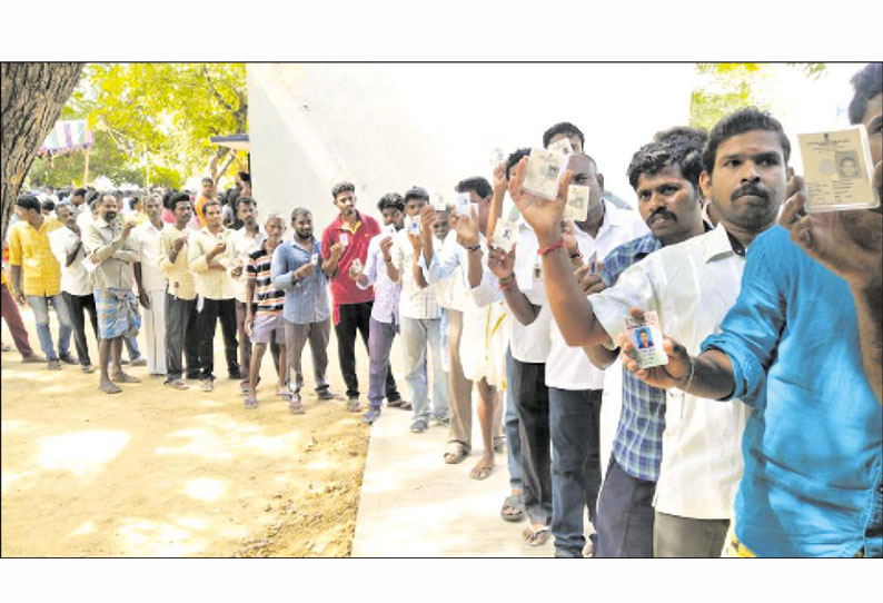 திருவள்ளூர், காஞ்சீபுரம் நாடாளுமன்ற தொகுதிகளில் வாக்காளர்கள் நீண்ட வரிசையில் நின்று வாக்களித்தனர்