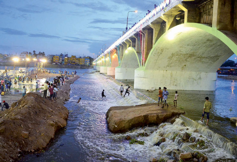 வைகை ஆற்றில் இறங்குகிறார் கள்ளழகர் 10 லட்சம் பக்தர்கள் குவிந்தனர்