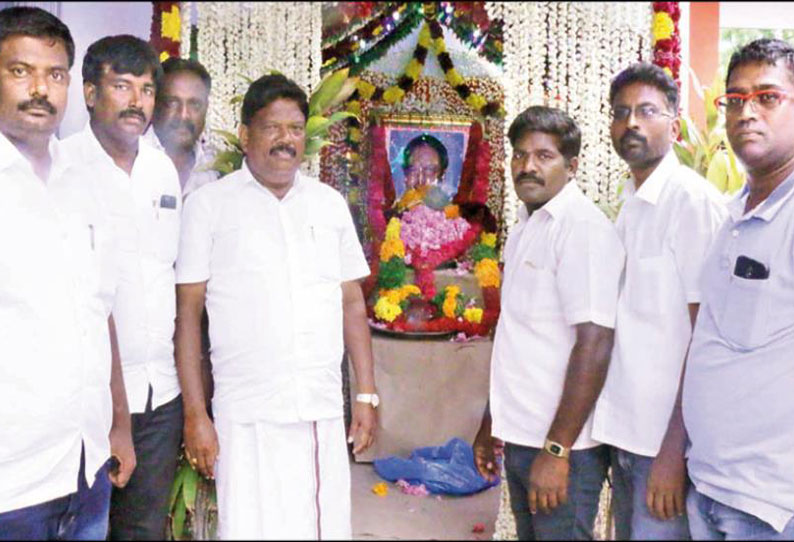 நெல்லையில் டாக்டர் பா.சிவந்தி ஆதித்தனார் நினைவு தினம் உருவப்படத்திற்கு மாலை அணிவித்து மரியாதை நெல்லையில் டாக்டர் பா.சிவந்தி ஆதித்தனார் நினைவு தினம் உருவப்படத்திற்கு மாலை அணிவித்து மரியாதை