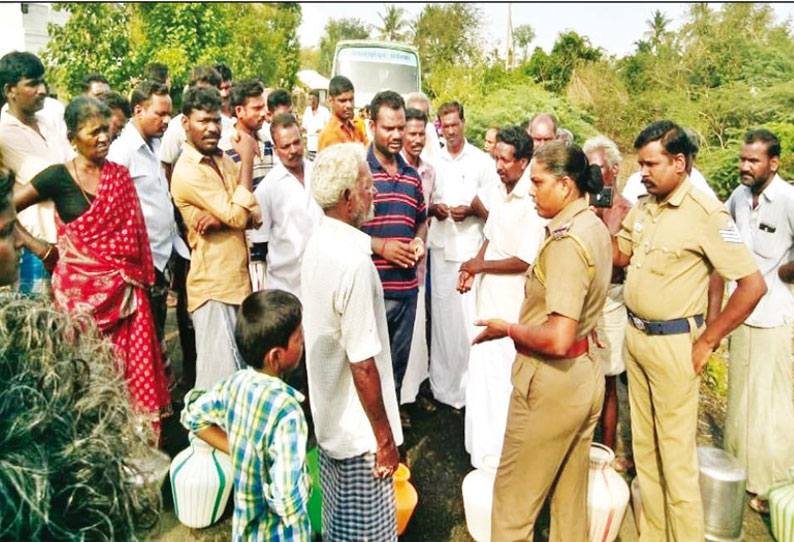 குடிநீர் வழங்க வலியுறுத்தி வெங்கத்தான்குடியில் பொதுமக்கள் சாலை மறியல் போக்குவரத்து பாதிப்பு