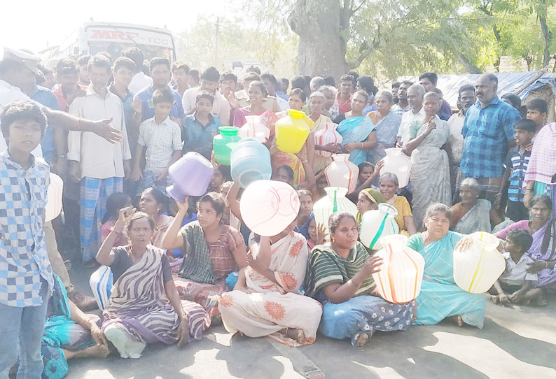 கறம்பக்குடி அருகே குடிநீர் கேட்டு பொதுமக்கள் சாலை மறியல் போக்குவரத்து பாதிப்பு