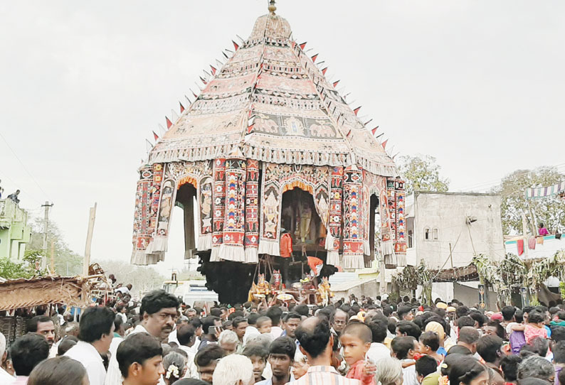 கல்லங்குறிச்சி கலியுக வரதராஜ பெருமாள் கோவில் தேரோட்டம் திரளான பக்தர்கள் வடம் பிடித்து இழுத்தனர்