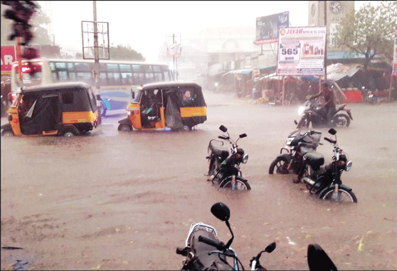 சேலம், ஆத்தூர், கெங்கவல்லியில் சூறாவளி காற்றுடன் கனமழை ஓமலூரில் 200 கோழிகள் செத்தன