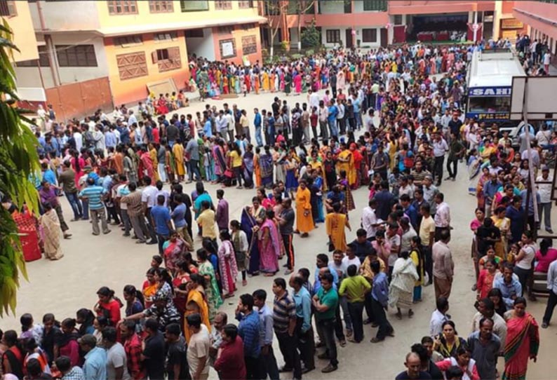 கேரளாவில் வாக்களிக்க வந்த 8 பேர் திடீர் சாவு - 4 அதிகாரிகள் மயக்கம்