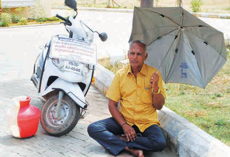 குடிநீர் கேட்டு நகராட்சி அலுவலக வளாகத்தில் முதியவர் தர்ணா