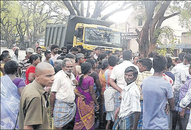 சேலம் அருகே 2 இடங்களில் காலிக்குடங்களுடன் பொதுமக்கள் சாலை மறியல் போக்குவரத்து பாதிப்பு