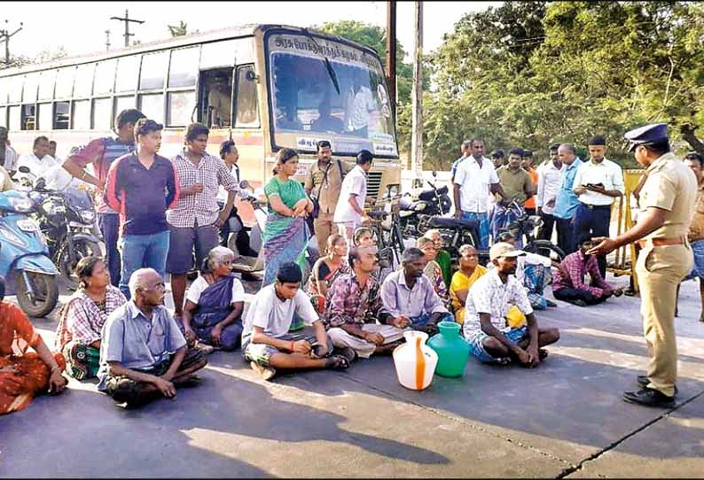 குடிநீர் குழாயில் ஏற்பட்ட உடைப்பை சரிசெய்யக்கோரி விழுப்புரத்தில் பொதுமக்கள் சாலை மறியல் - போக்குவரத்து பாதிப்பு