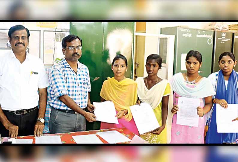 மாவட்டத்தில், பிளஸ்-2 முடித்த மாணவர்களுக்கு தற்காலிக மதிப்பெண் சான்றிதழ் - அந்தந்த பள்ளிகளில் வழங்கப்பட்டது