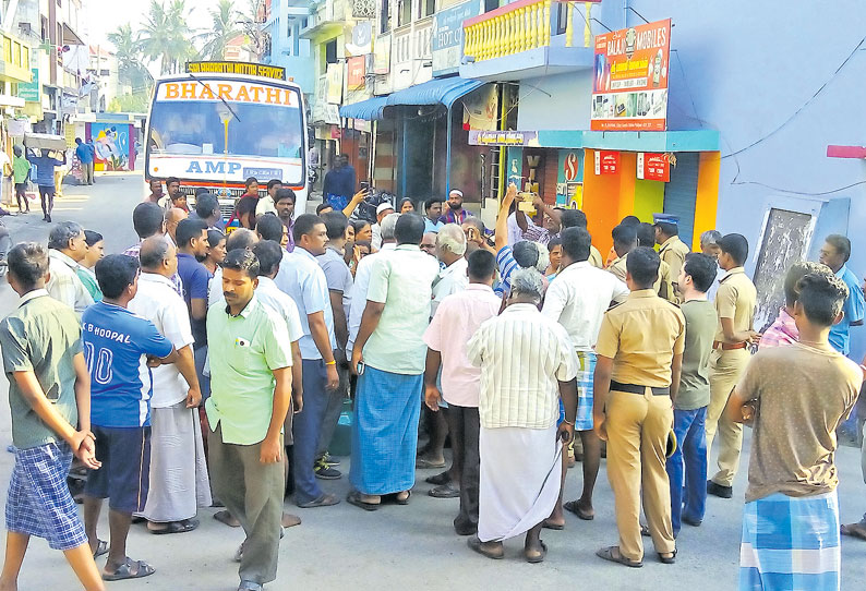 பள்ளிப்பட்டு பேரூராட்சியில் குடிநீர் வழங்கக்கோரி பொதுமக்கள் சாலைமறியல் போக்குவரத்து பாதிப்பு