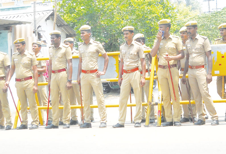வேலாயுதம்பாளையம் அருகே இருதரப்பினர் மோதல்; 15 பேர் மீது வழக்கு