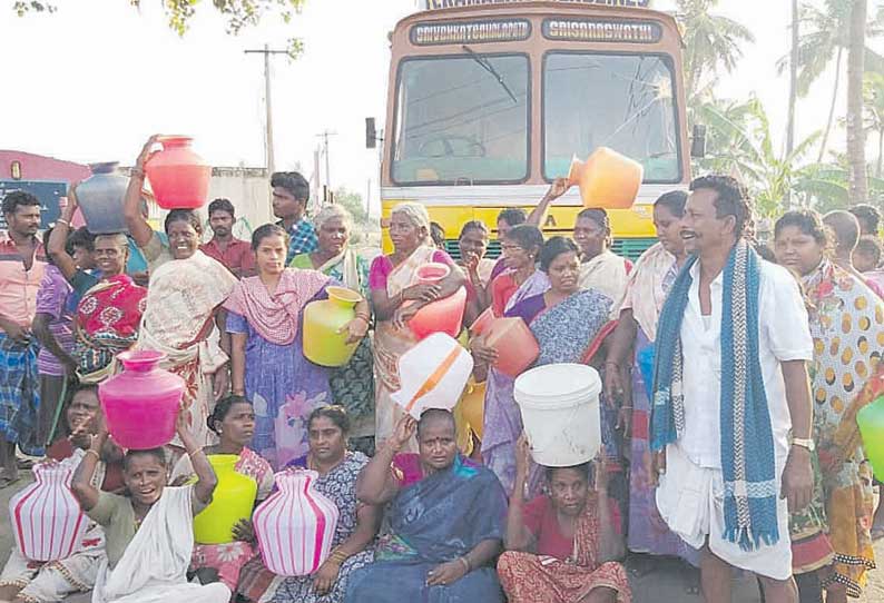 ஆத்தூர் அருகே குடிநீர் லாரியை சிறைபிடித்து கிராம மக்கள் போராட்டம்