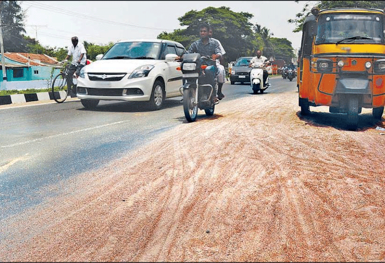 கோவை-திண்டுக்கல் தேசிய நெடுஞ்சாலையில் குவிந்து கிடக்கும் மண்ணால் விபத்துகள் ஏற்படும் அபாயம்