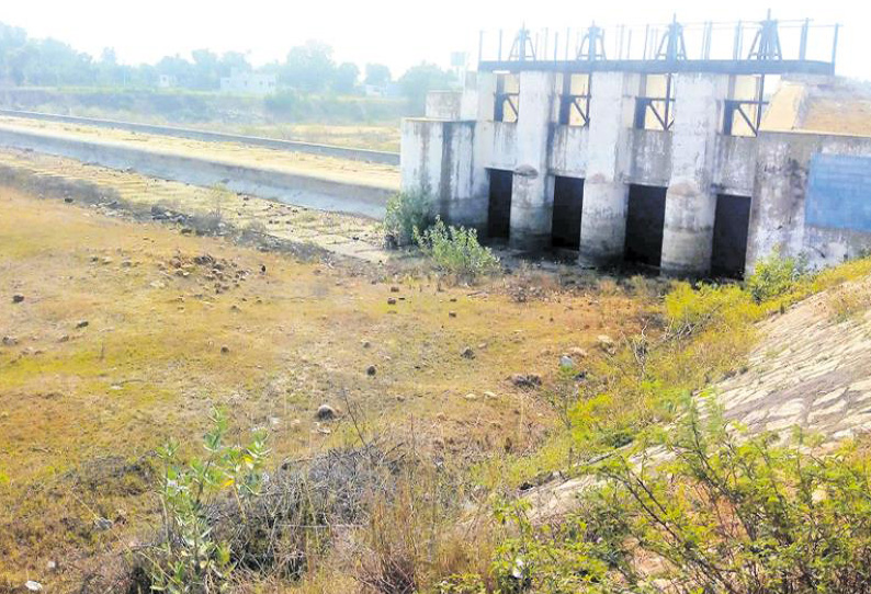 முழுமையாக வறண்ட ஆரணி, கொசஸ்தலை ஆறுகள் குடிநீர் பற்றாக்குறையால் பொதுமக்கள் அவதி