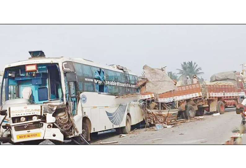 ஹாசனில் இருந்து பெங்களூருவுக்கு சென்ற தனியார் சொகுசு பஸ் மீது லாரி மோதியது; 15 பேர் படுகாயம்