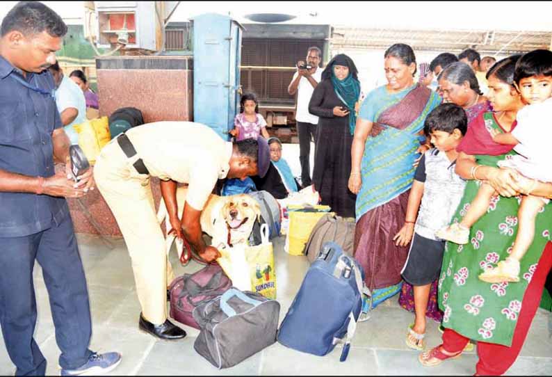 இலங்கை குண்டுவெடிப்பு சம்பவம் எதிரொலி, திருச்சி ரெயில் நிலையத்தில் போலீசார் அதிரடி சோதனை