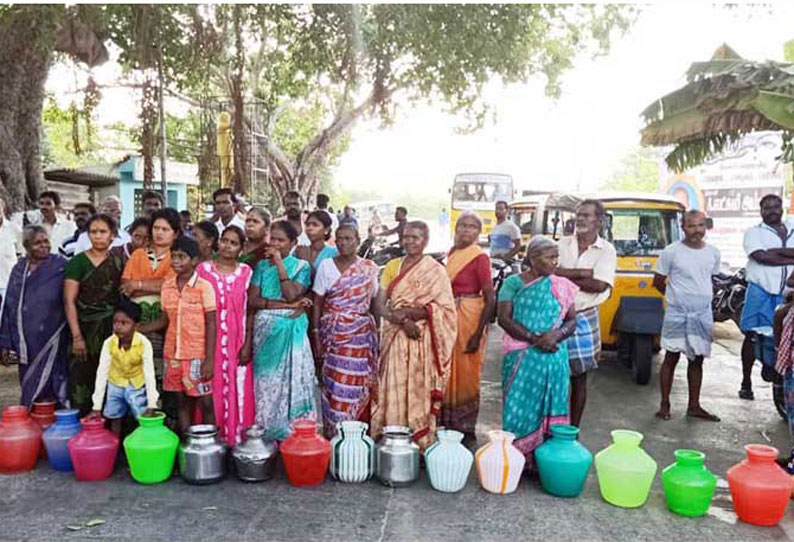 அம்மூர் அருகே குடிநீர் கேட்டு பொதுமக்கள் சாலை மறியல் போக்குவரத்து பாதிப்பு