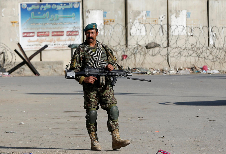 ஆப்கானிஸ்தான் சாலையில் கண்ணிவெடிகளை புதைத்தபோது வெடித்தது; 4 பயங்கரவாதிகள் பலி ஆப்கானிஸ்தான் சாலையில் கண்ணிவெடிகளை புதைத்தபோது வெடித்தது; 4 பயங்கரவாதிகள் பலி