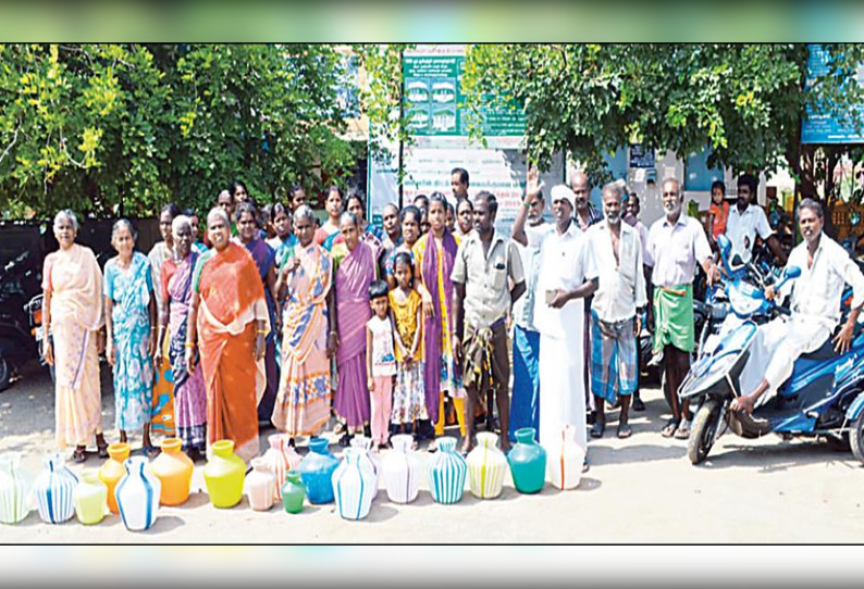 சீரான முறையில் குடிநீர் வழங்கக்கோரி ஊராட்சி ஒன்றிய அலுவலகம் முன்பு காலி குடங்களுடன் பொதுமக்கள் போராட்டம்