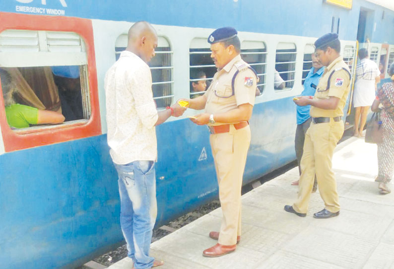 வெடிகுண்டு மிரட்டல் எதிரொலி: கரூர் ரெயில் நிலையத்தில் பாதுகாப்பு அதிகரிப்பு