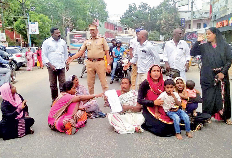 ராமநாதபுரத்தில் அடகு வைத்த நகையை திரும்ப தரக்கோரி பெண்கள் சாலை மறியல்