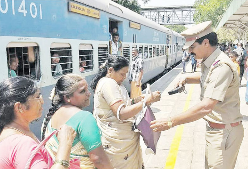 இலங்கை குண்டு வெடிப்பு எதிரொலி: ரெயில் நிலையங்களில் போலீசார் தீவிர சோதனை