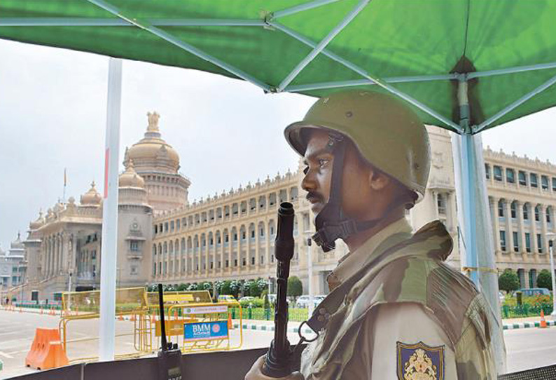 இலங்கை தொடர் குண்டுவெடிப்பு எதிரொலி கர்நாடகம் முழுவதும் பலத்த போலீஸ் பாதுகாப்பு பஸ், ரெயில் நிலையங்களில் தீவிர சோதனை