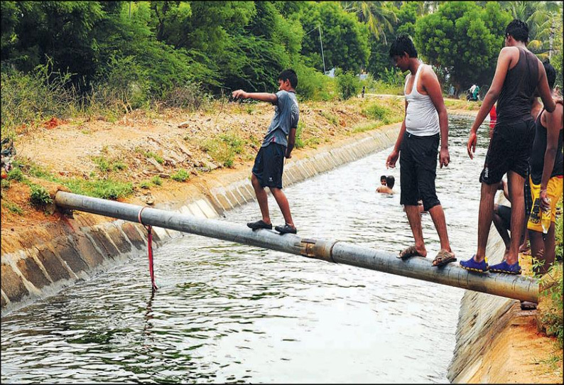 உடுமலை அருகே பி.ஏ.பி.கால்வாயில் ஆபத்தை உணராமல் குளிக்கும் சிறுவர்கள் கண்காணித்து தடுக்க சமூக ஆர்வலர்கள் கோரிக்கை