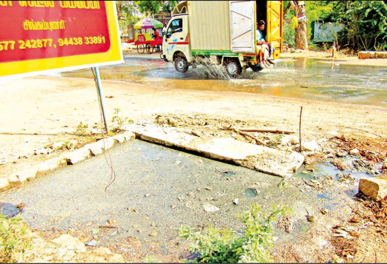 சாலையில் ஓடும் கழிவுநீரால் தொற்று நோய் பரவும் அபாயம்