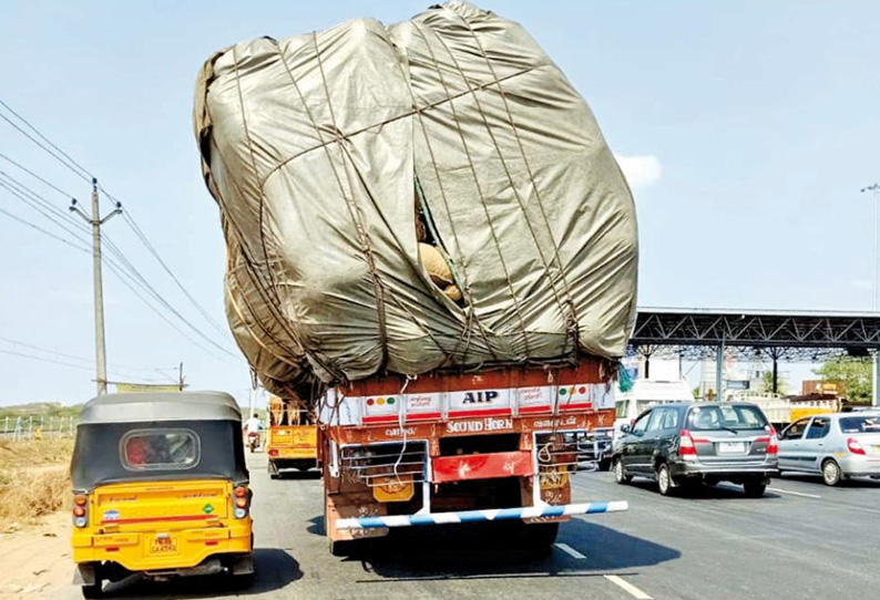 நான்கு வழிச்சாலையில் அதிக பாரங்கள் ஏற்றிச் செல்லும் வாகனங்களால் விபத்து அபாயம்