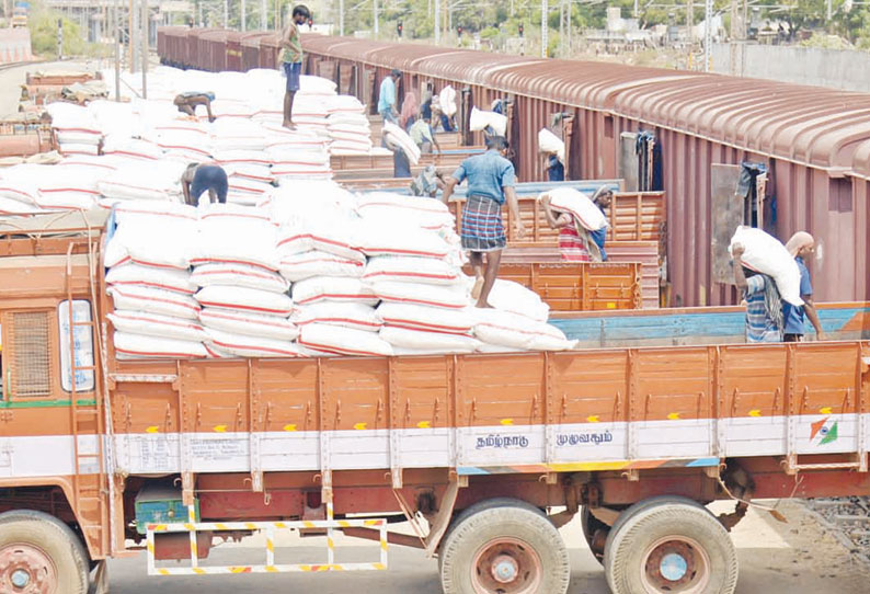 டெல்டா மாவட்டங்களில் குறுவை சாகுபடிக்கு 1323 டன் யூரியா உரம் தஞ்சையில் இருந்து லாரிகளில் அனுப்பி வைக்கப்பட்டது